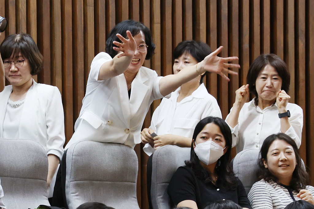 Members from the Korean Nursing Association react as a bill
advocating for greater roles for physician assistant nurses was passed during a plenary session of the National Assembly in Seoul, South Korea, on August 28, 2024. /CFP