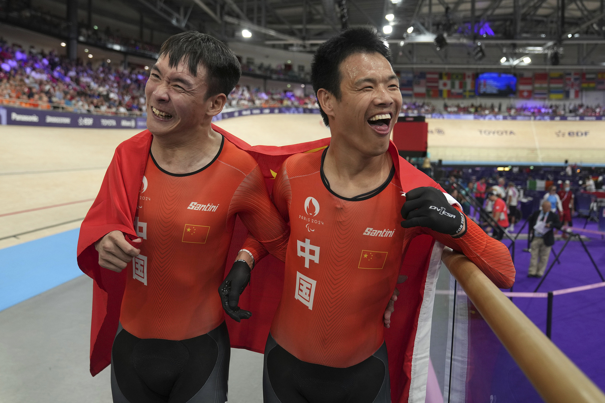 Gold medalist Li Zhangyu (R) and silver medalist Liang Weicong of China celebrate after the men's C1 3,000-meter individual pursuit final at the 2024 Summer Paralympic Games in Paris, France, August 29, 2024. /CFP