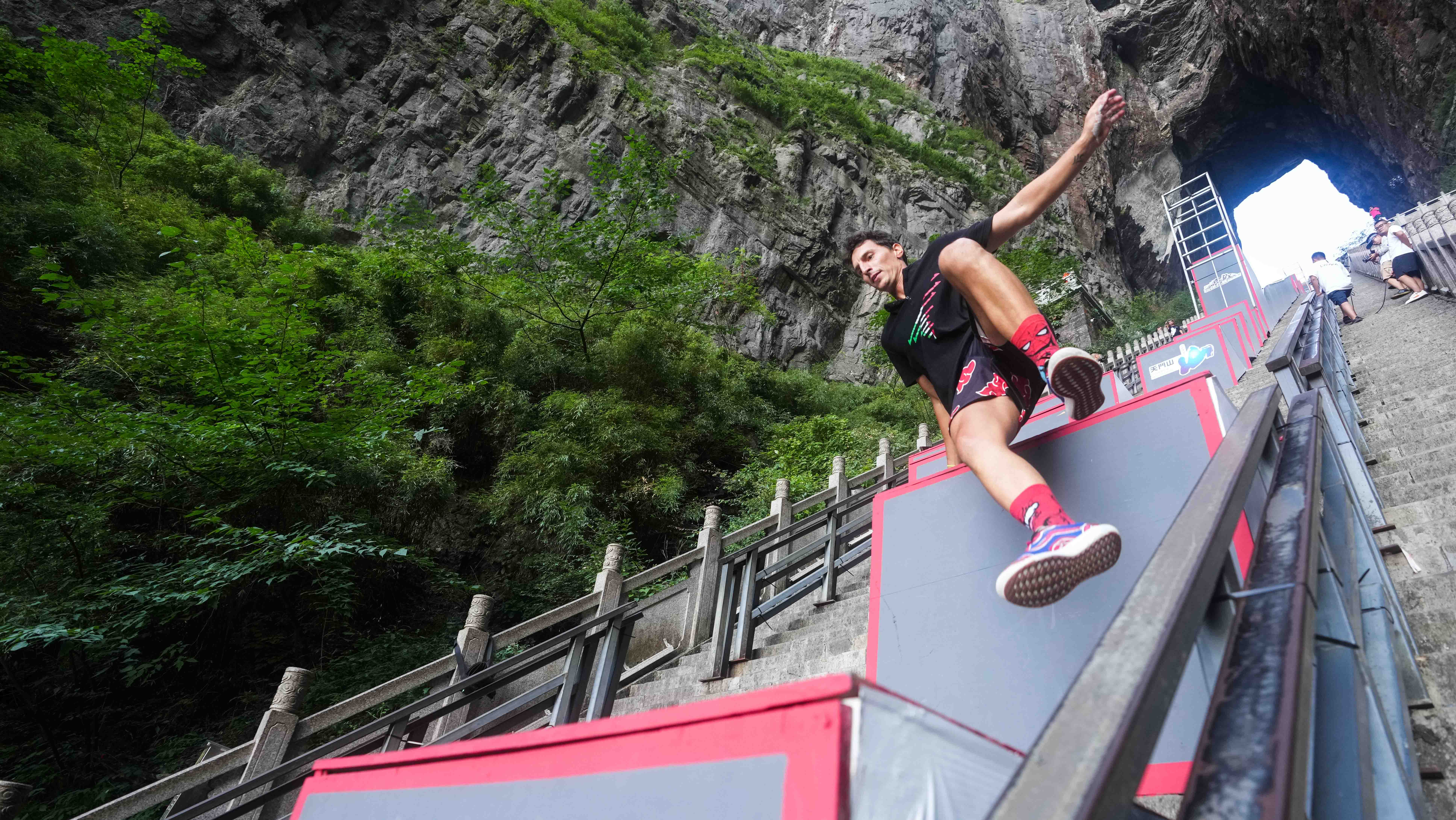 Global parkour athletes compete in Tianmenshan