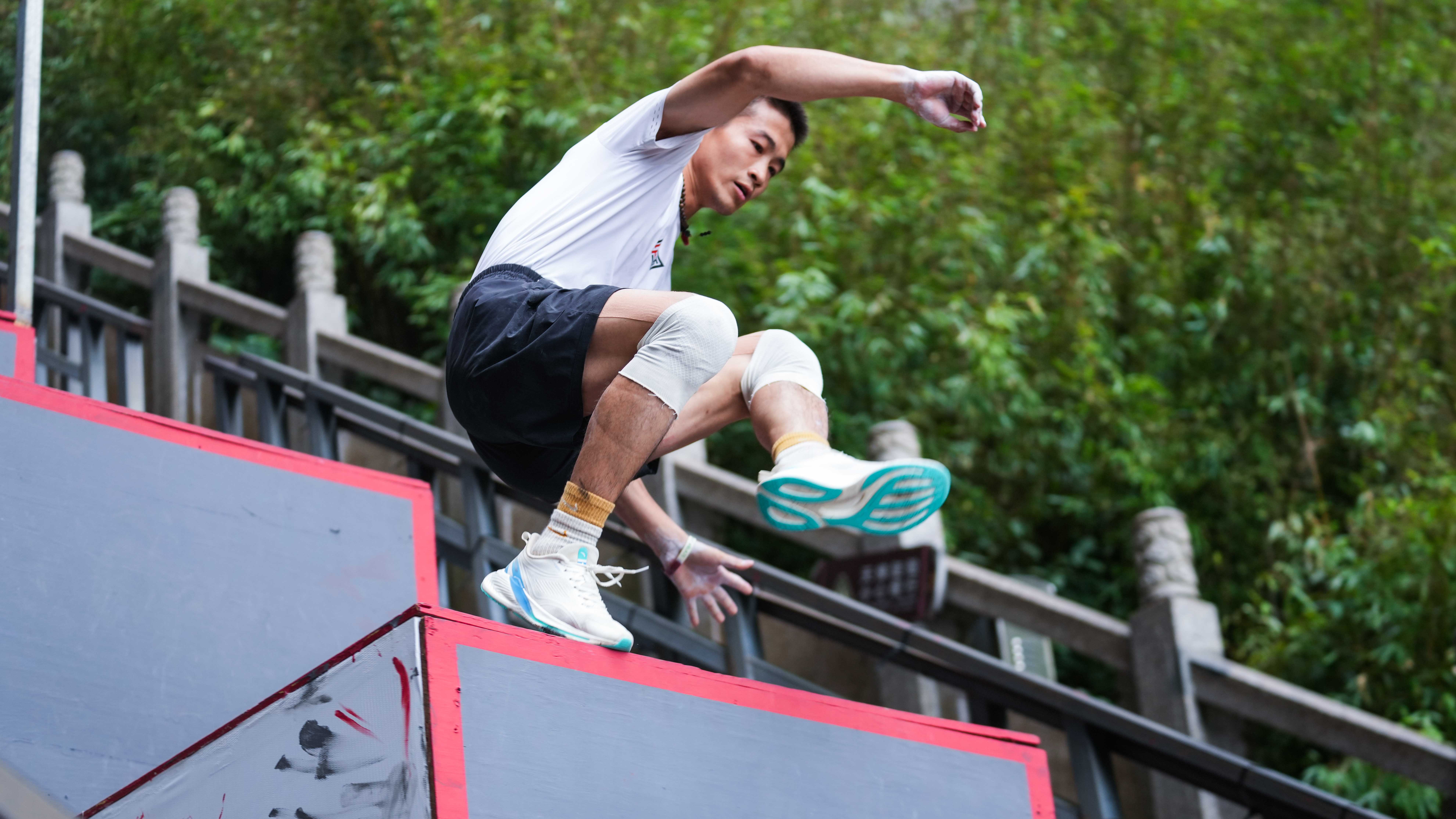 Global parkour athletes compete in Tianmenshan