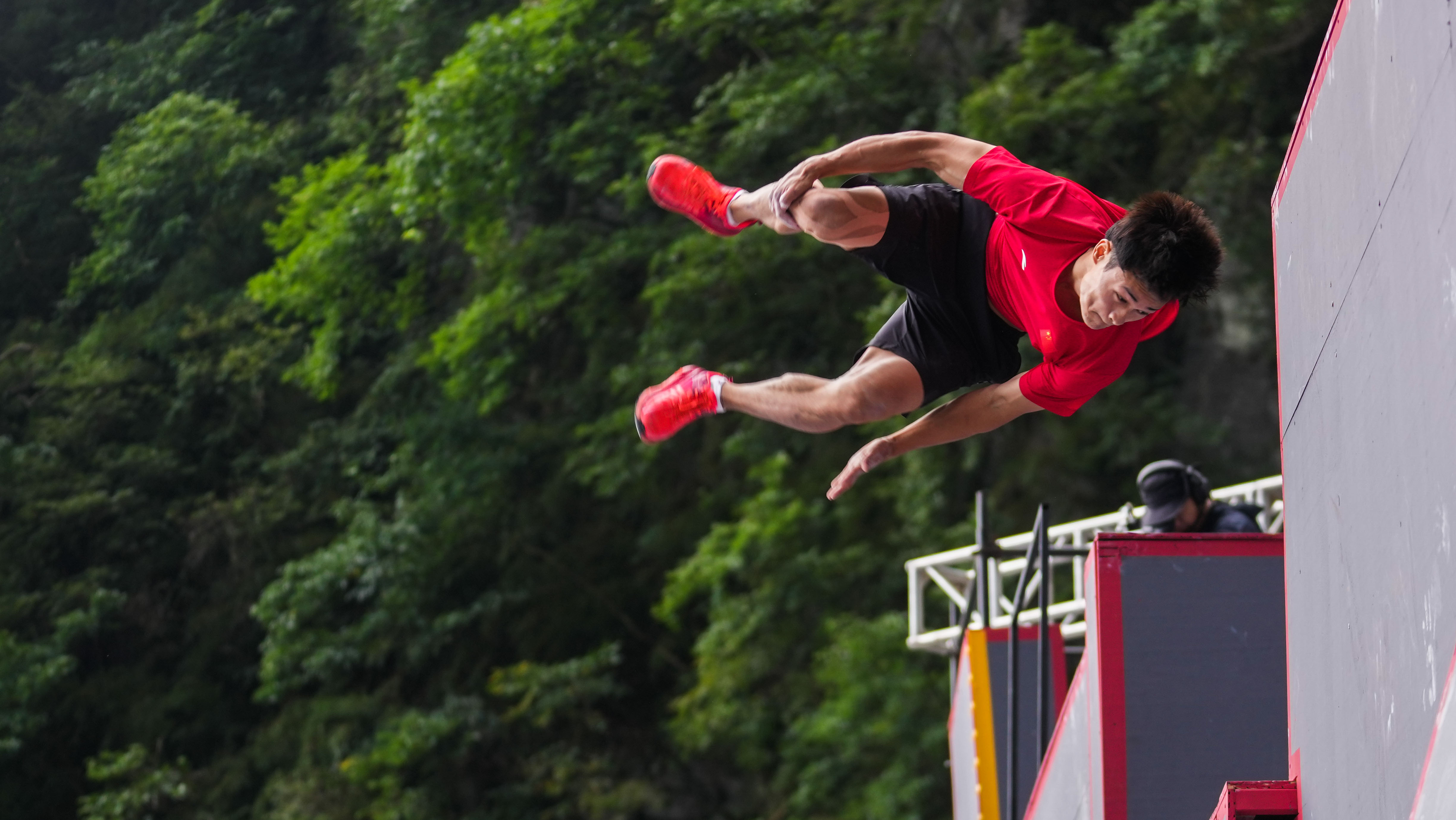 Global parkour athletes compete in Tianmenshan