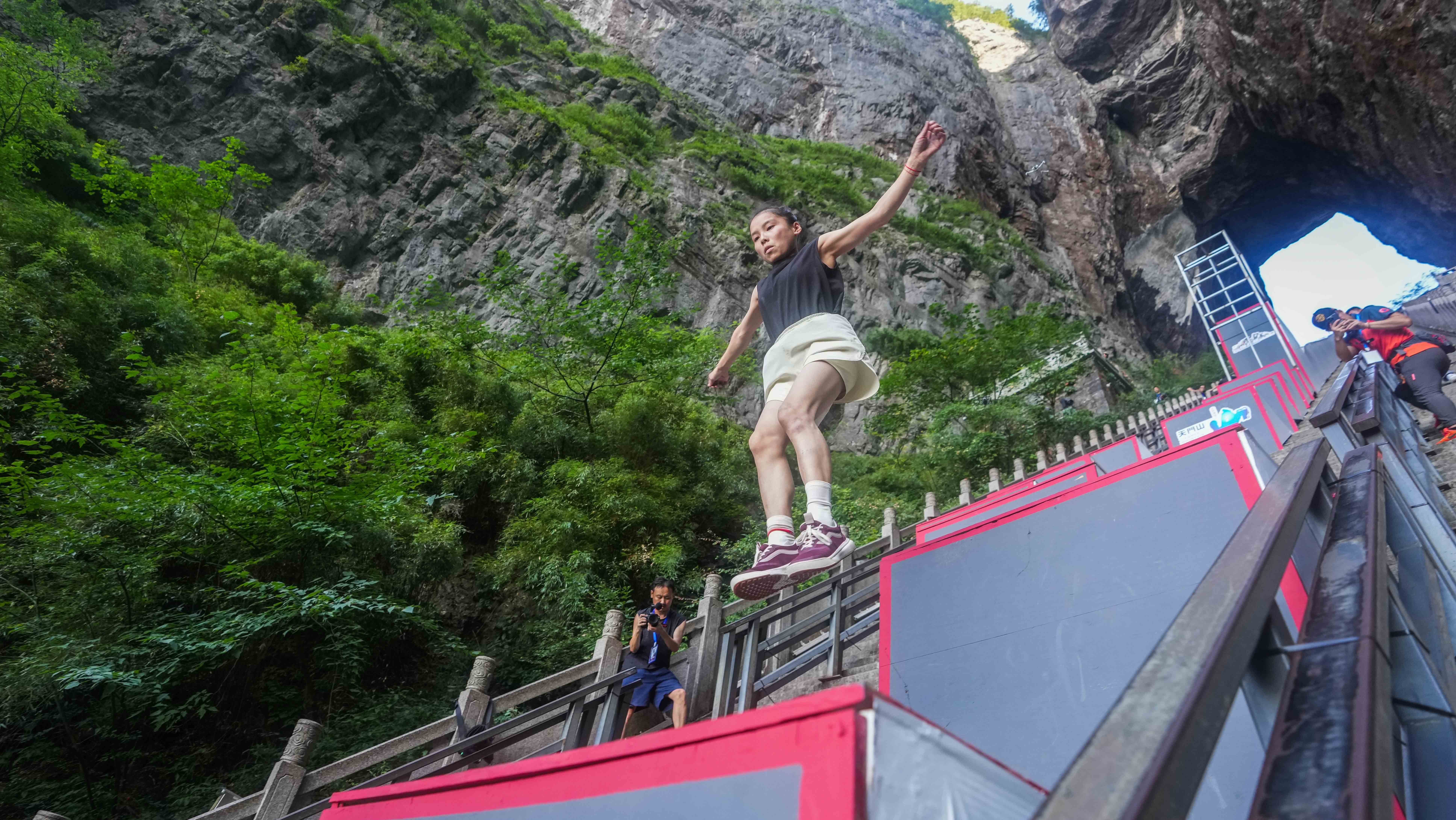 Global parkour athletes compete in Tianmenshan