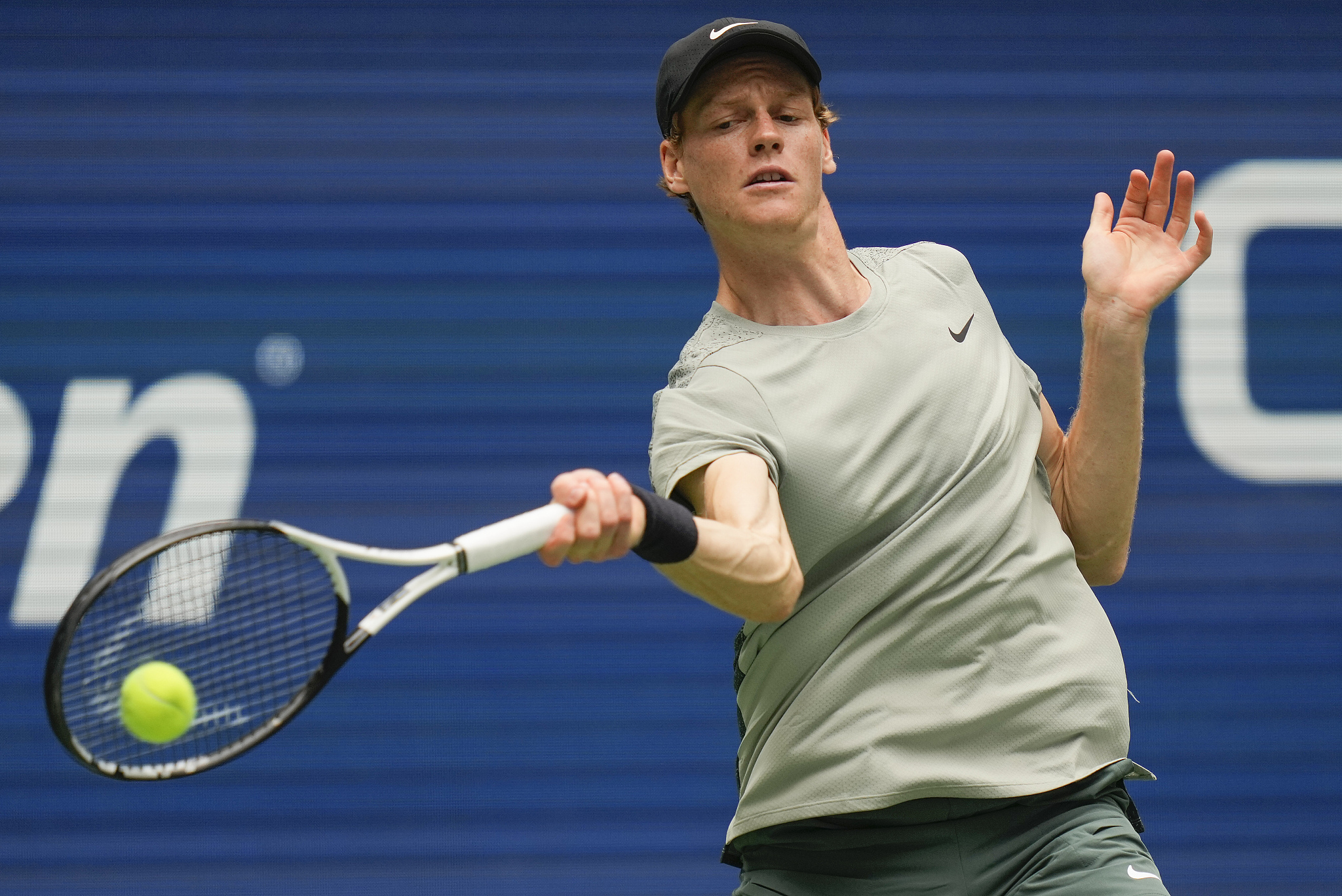 Jannik Sinner of Italy competes in the men's singles match against Alex Michelsen of the U.S. at the U.S. Open at the USTA Billie Jean King National Tennis Center in Queens, New York, August 29, 2024. /CFP