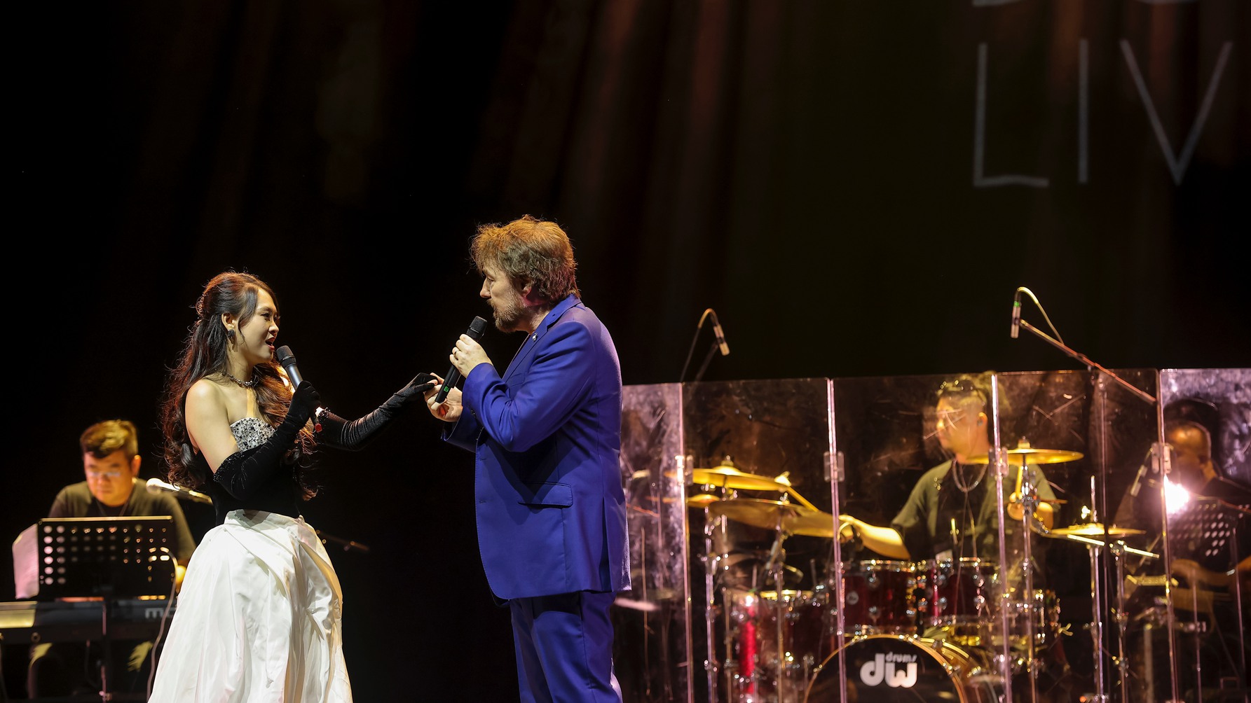 John Owen-Jones (R) and Pan Hangwei (L) perform on stage in Beijing, China. /Beijing Tianqiao Performing Arts Center