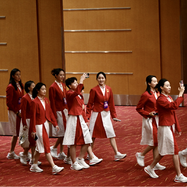 Olympians from Chinese mainland meet press in HKSAR