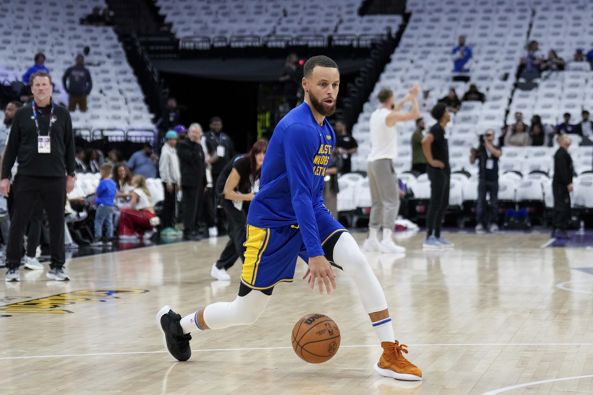 Stephen Curry of the Golden State Warriors warms up ahead of the NBA Western Conference play-in tournament game against the Sacramento Kings at the Golden 1 Center in Sacramento, California, April 16, 2024. /CFP