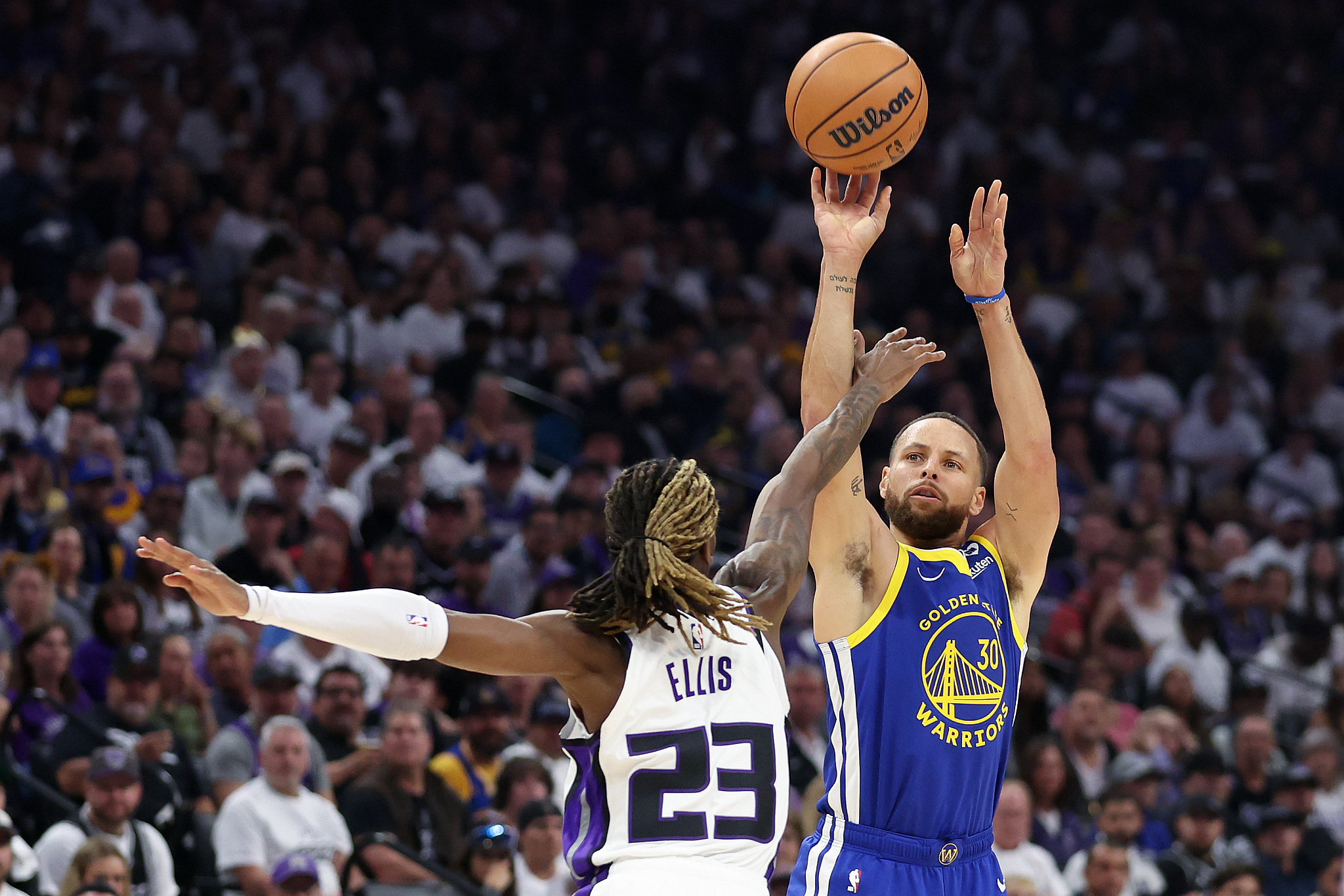 Stephen Curry (R) of the Golden State Warriors shoots in the NBA Western Conference play-in tournament game against the Sacramento Kings at the Golden 1 Center in Sacramento, California, April 16, 2024. /CFP