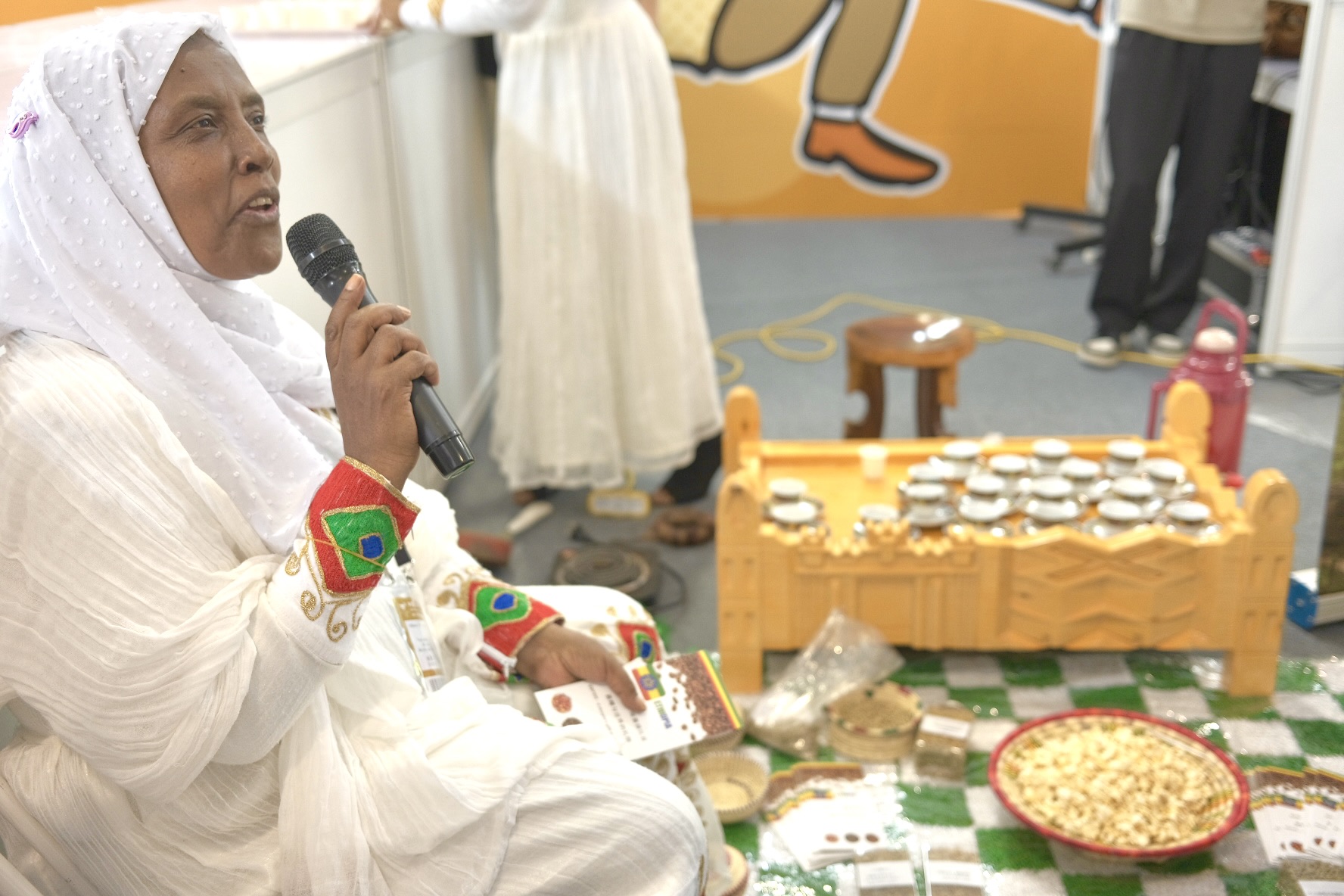 Munteha Jemal Seid, Plenipotentiary Minister of the Embassy of the Federal Democratic Republic of Ethiopia, introduces the ritual of Kahawa to visitors at the 2024 Cafe Show China, August 30, 2024. /CGTN