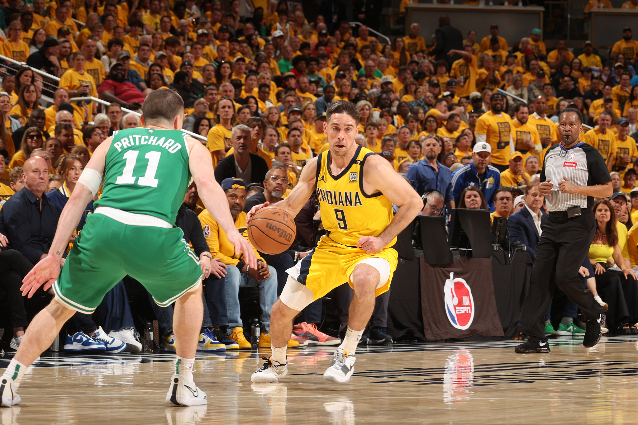 T.J. McConnell (#9) of the Indiana Pacers dribbles in Game 4 of the NBA Eastern Conference Finals against the Boston Celtics at Gainbridge Fieldhouse in Indianapolis, Indiana, May 27, 2024. /CFP