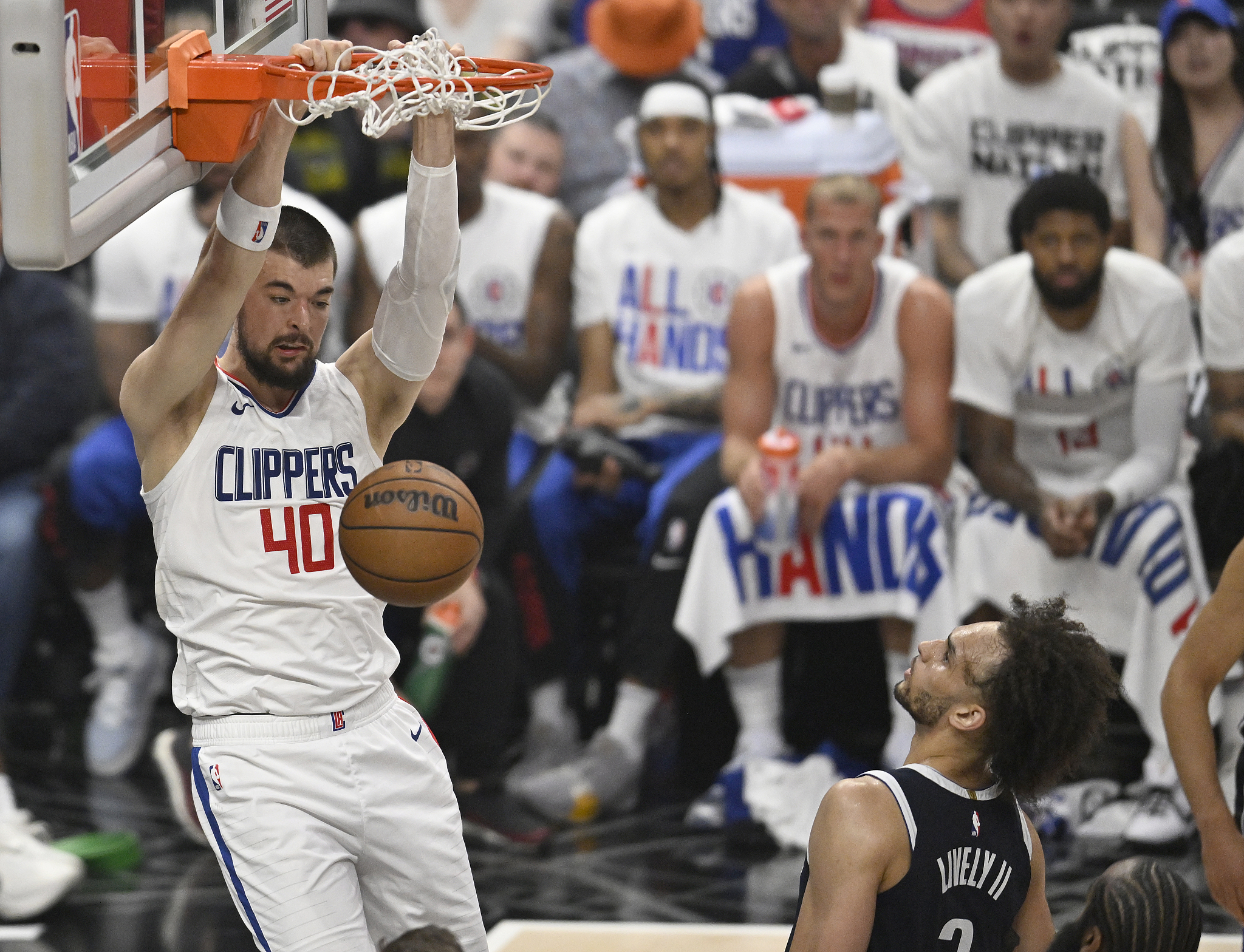 Ivica Zubac (#40) of the Los Angeles CLippers dunks in Game 5 of the NBA Western Conference first-round playoffs against the Dallas Mavericks at Crypto.com Arena in Los Angeles, California, May 1, 2024. /CFP