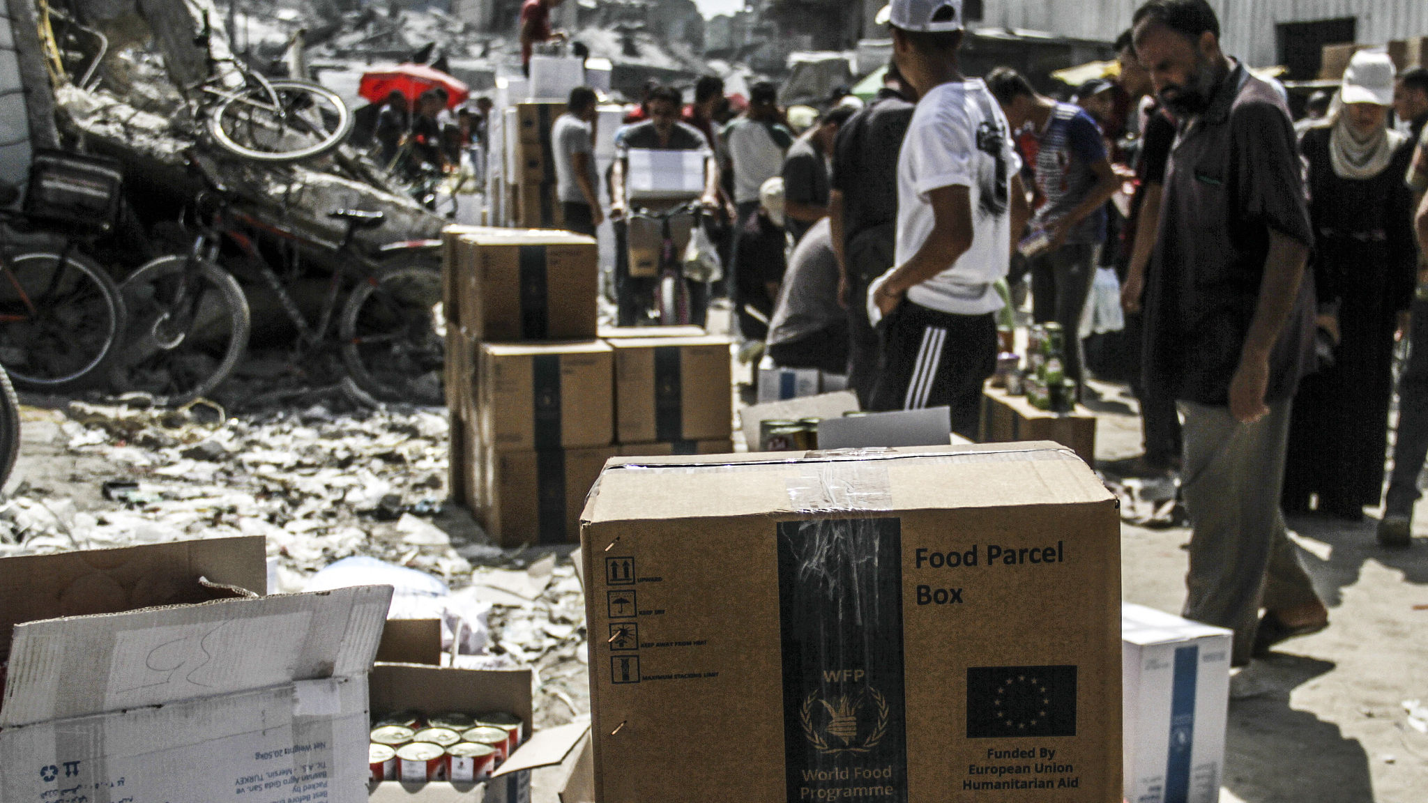 Palestinians receive food aid distributed by United Nations amid an Israeli blockade and attacks in the Jabalia camp, Gaza Strip, August 24, 2024. Gaza is now in the grip of a severe humanitarian crisis, with millions displaced and necessities such as food, medicine and clean water in critical shortage. In July, UN experts warned that famine has spread throughout the Gaza Strip. /CFP