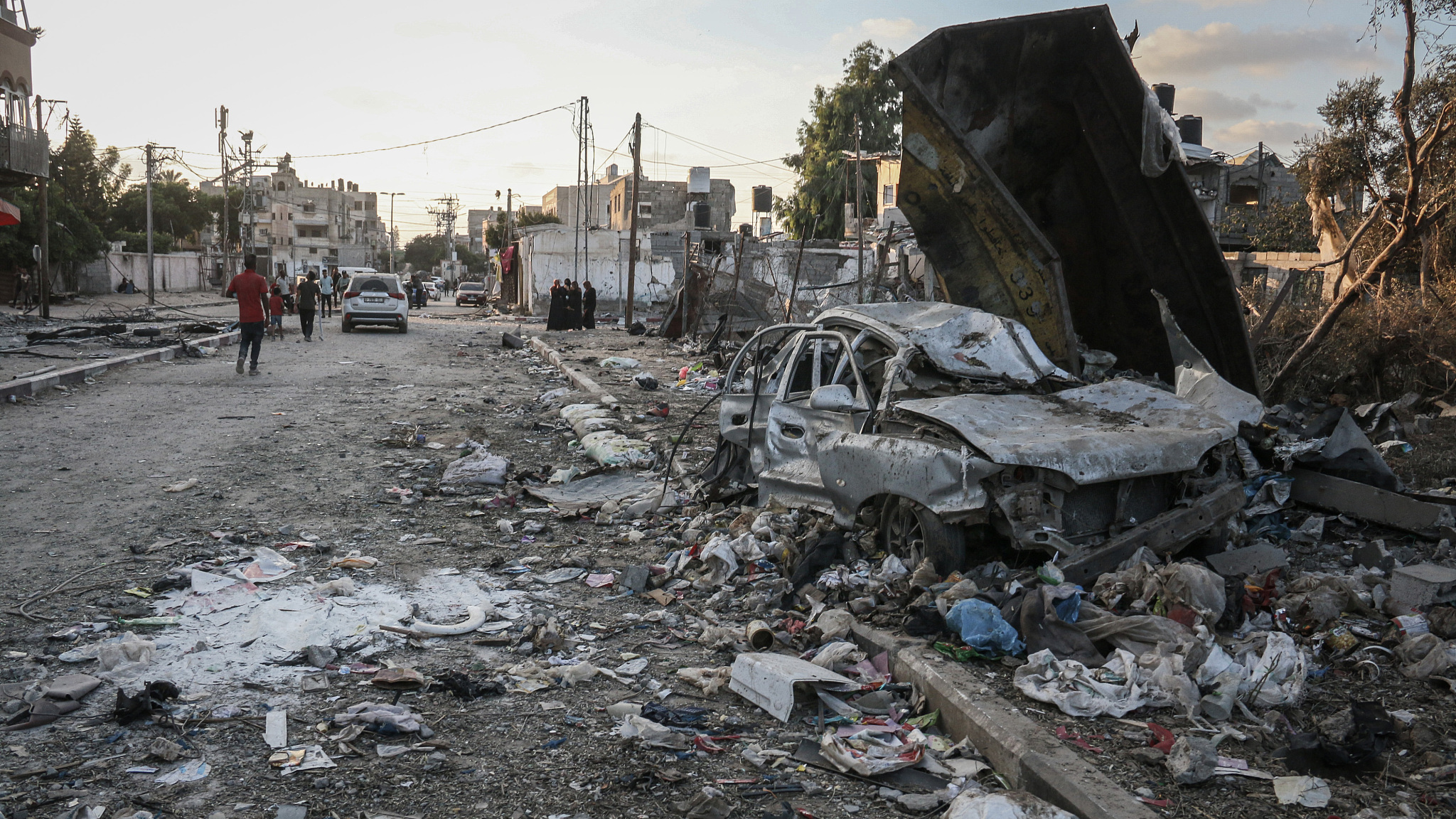 Palestinians inspect the damage to buildings and property after the Israeli army withdrew from some blocks in the city of Deir al-Balah, central Gaza, August 29, 2024. /CFP