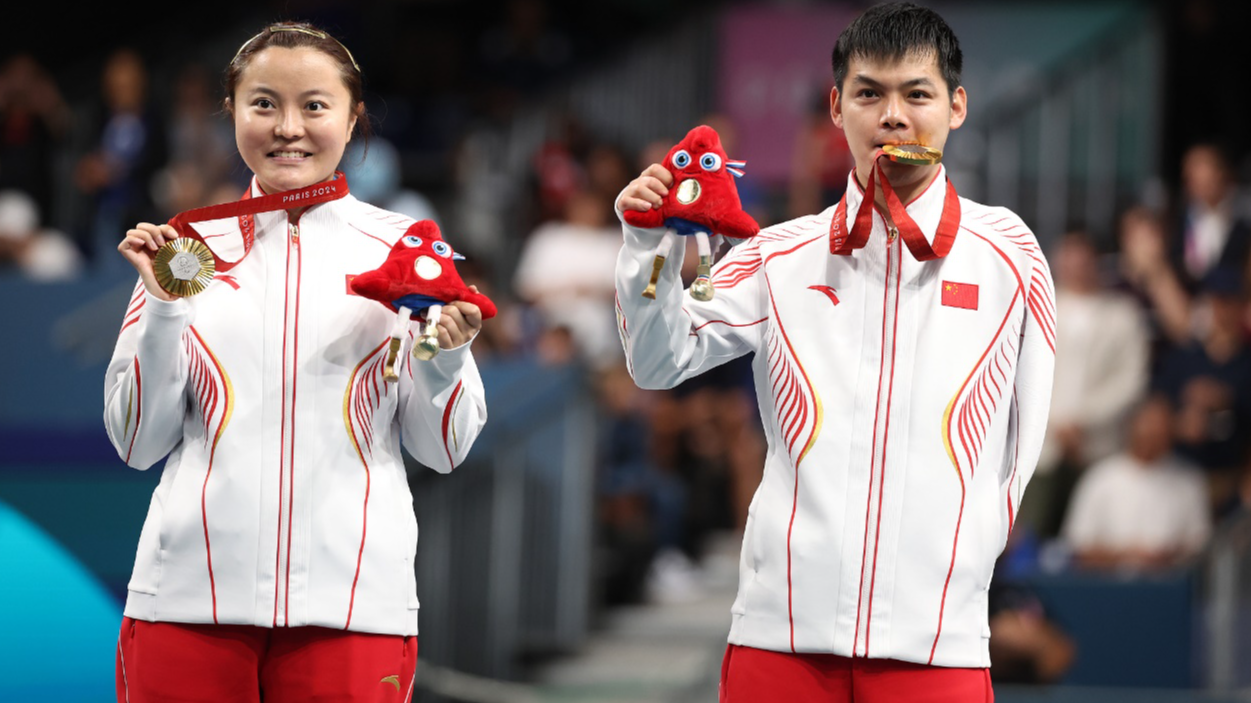 China's Zhao Shuai (R) and Mao Jingdian pose on the podium after winning the table tennis XD17 final on day three of the Paris Paralympic Games at South Paris Arena in Paris, France, August 31, 2024. /CFP