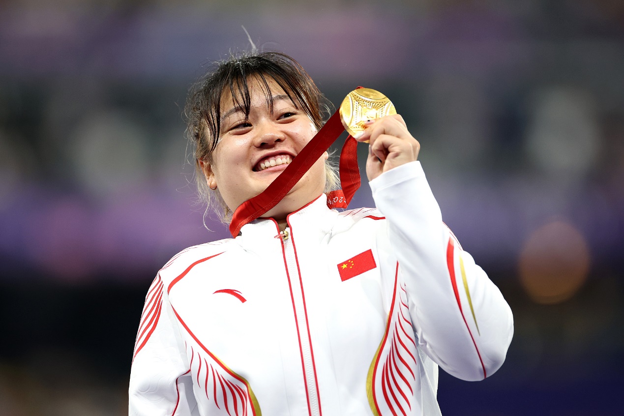 China's Li Yingli displays her gold medal after winning the women's shot put F37 final on day three of the Paris Paralympic Games at South Paris Arena in Paris, France, August 31, 2024. /CFP