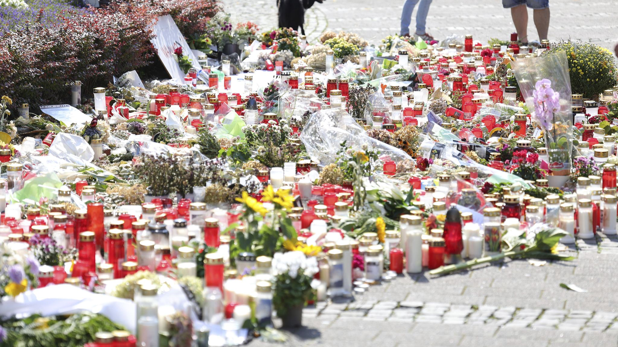 Flowers and candles are laid in memory of the victims of the Solingen knife attack, Solingen, North Rhine-Westphalia, Germany, August 31, 2024. /Xinhua