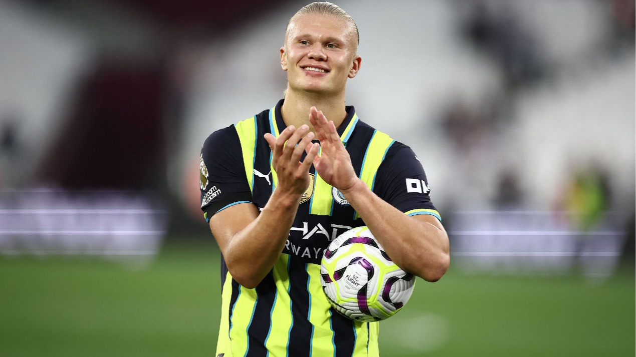 Manchester City's Erling Haaland poses with the match ball after scoring a hat-trick against West Ham United and Manchester City at the London Stadium in London, England, August 31, 2024. /CFP