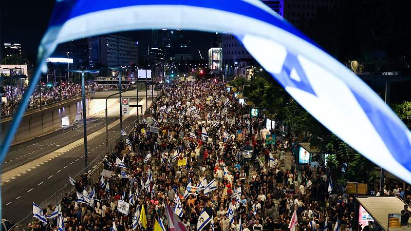 Demonstrators lift placards and flags during a protest calling for the release of Israelis held hostage in Gaza since October, in Tel Aviv, Israel, August 31, 2024. /CFP