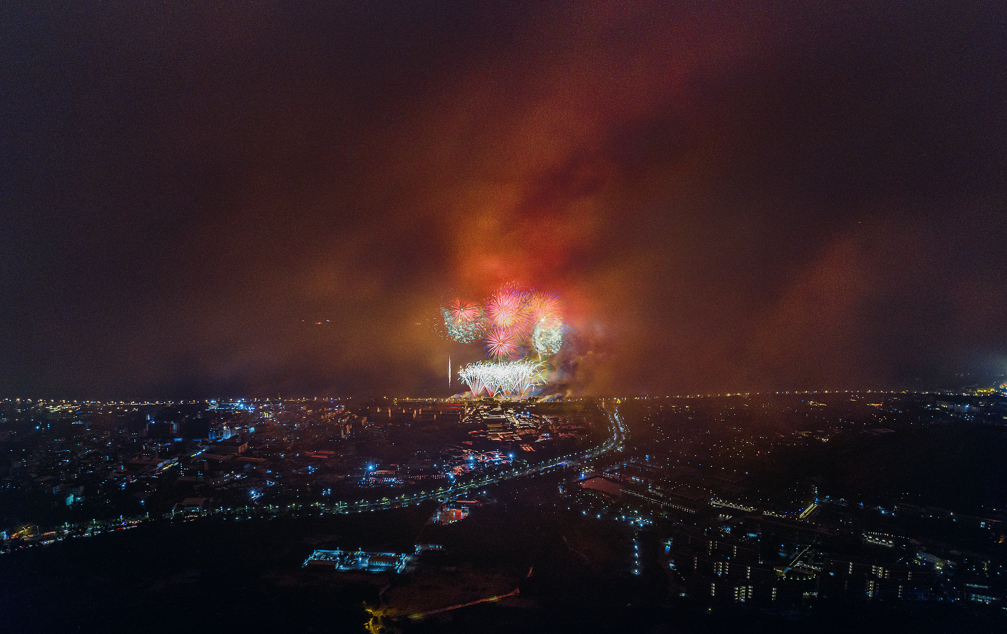 Pada tanggal 1 Februari 2022, Pertunjukan Kembang Api Festival Musim Semi lintas Selat diluncurkan secara serentak di Xiamen dan Kinmen, dan kembang api menunjukkan kemegahan yang cemerlang di langit malam yang luas. / CFP