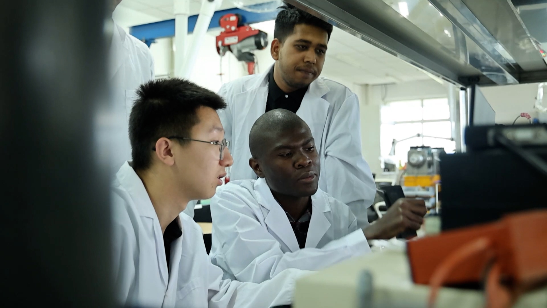 Bruce talks with other students in the laboratory at Northwestern Polytechnical University in Xi'an, capital of northwest China's Shaanxi Province. /CGTN