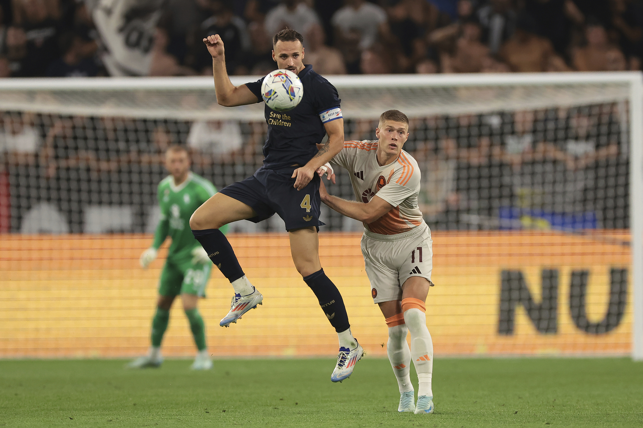 Federico Gatti (#4) of Juventus clears the ball in the Serie A game against AS Roma at the Allianz Stadium in Turin, Italy, September 1, 2024. /CFP