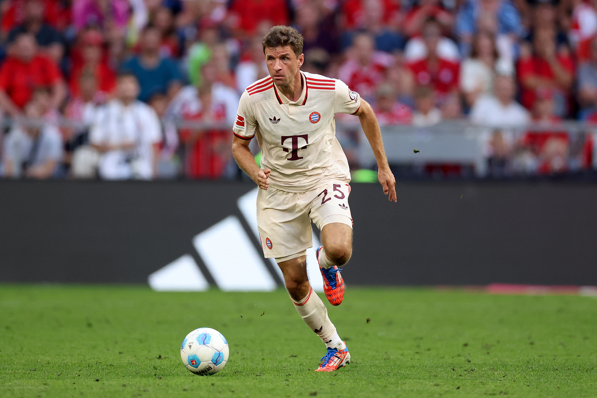 Thomas Muller of Bayern Munich dribbles in the Bundesliga game against Freiburg at the Allianz Arena in Munich, Germany, September 1, 2024. /CFP