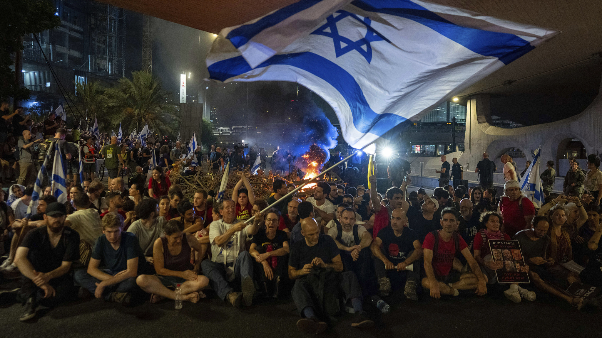 People block a road as they protest, calling for a deal for the immediate release of hostages held in the Gaza Strip by Hamas, Tel Aviv, Israel,  September 1, 2024. /CFP