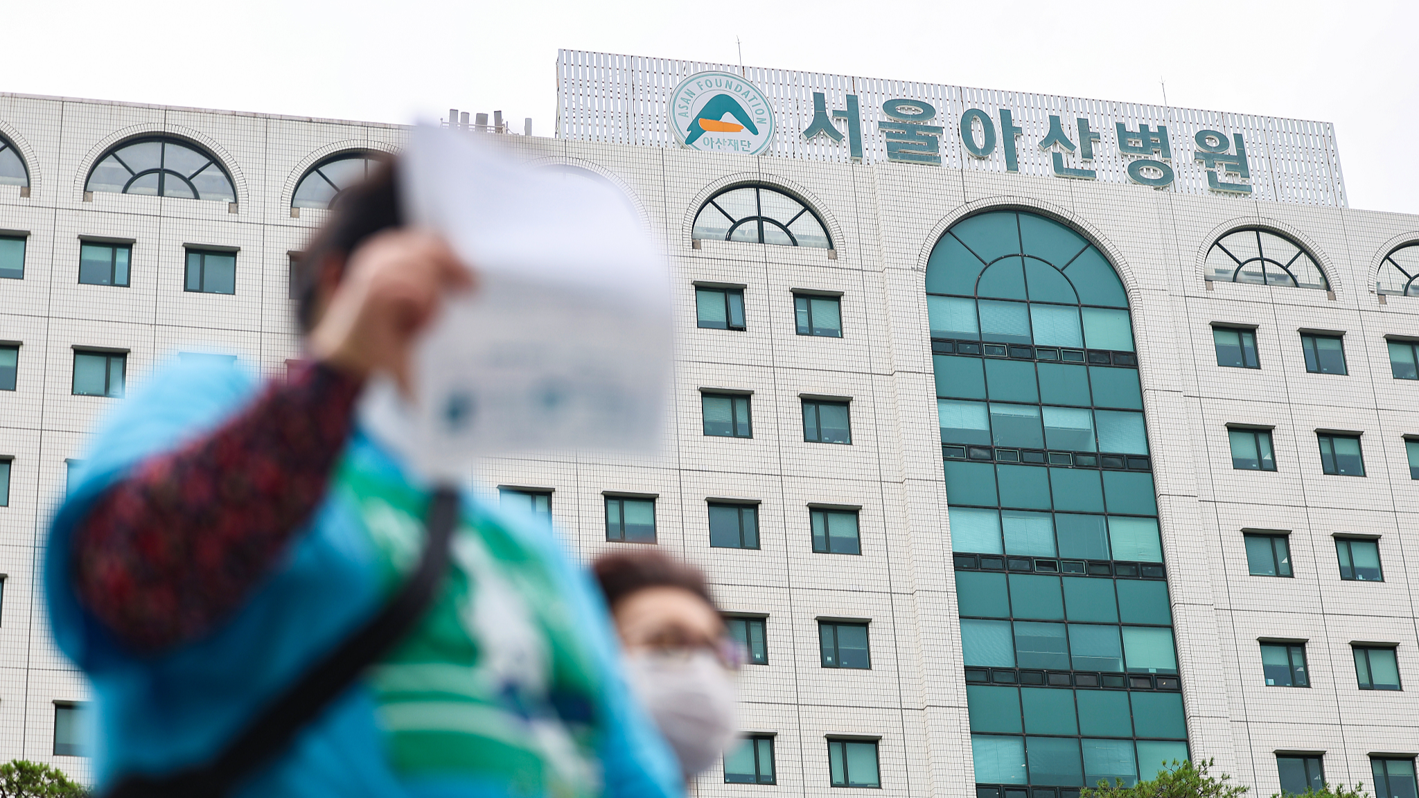 A patient passes by the entrance of Asan Medical Center, Seoul, South Korea, July 3, 2024. /CFP