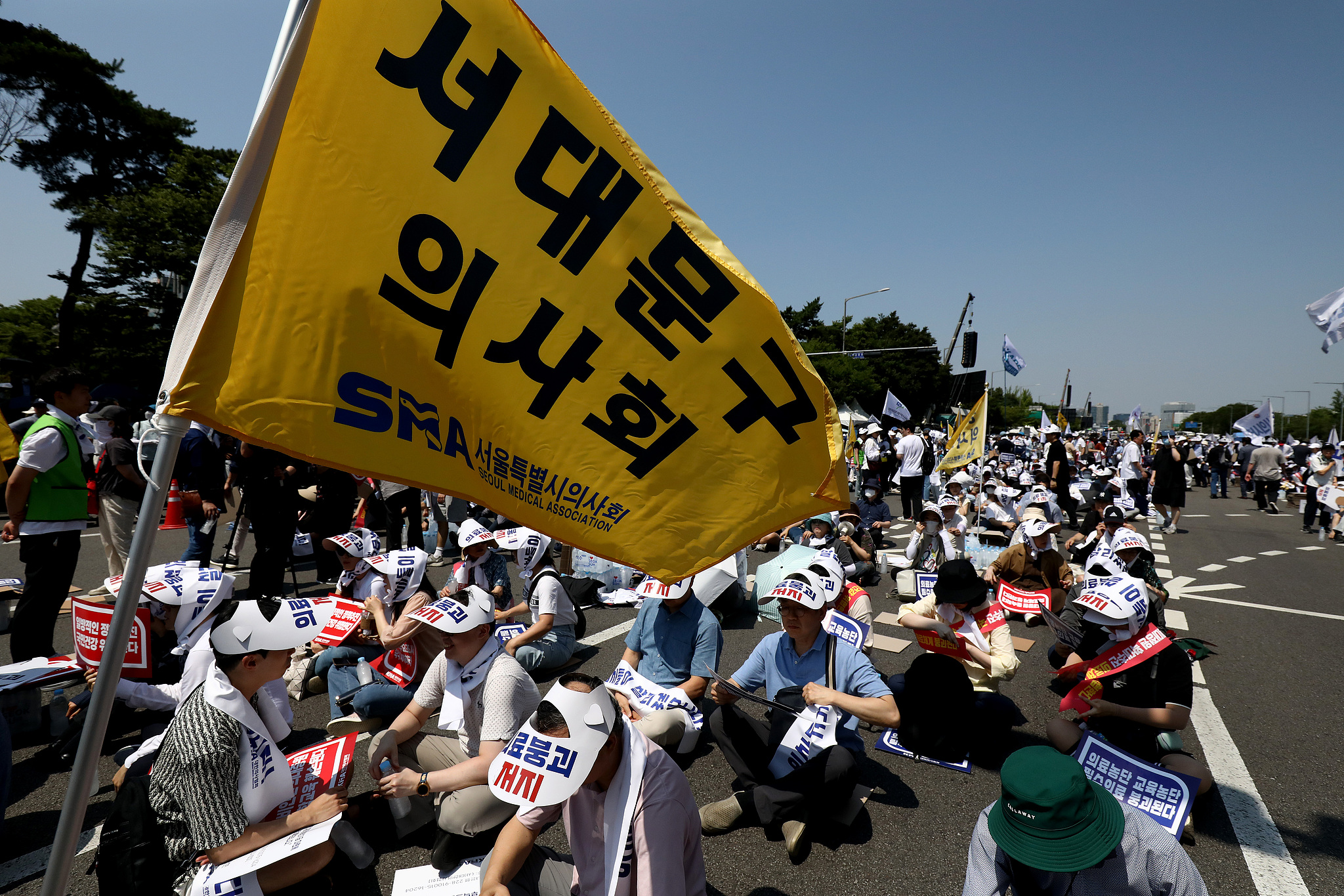 Doctors participate in a rally against the government's plan to increase medical school enrollment, in support of trainee doctors who have been on strike since February, Seoul, South Korea, June 18, 2024. /CFP