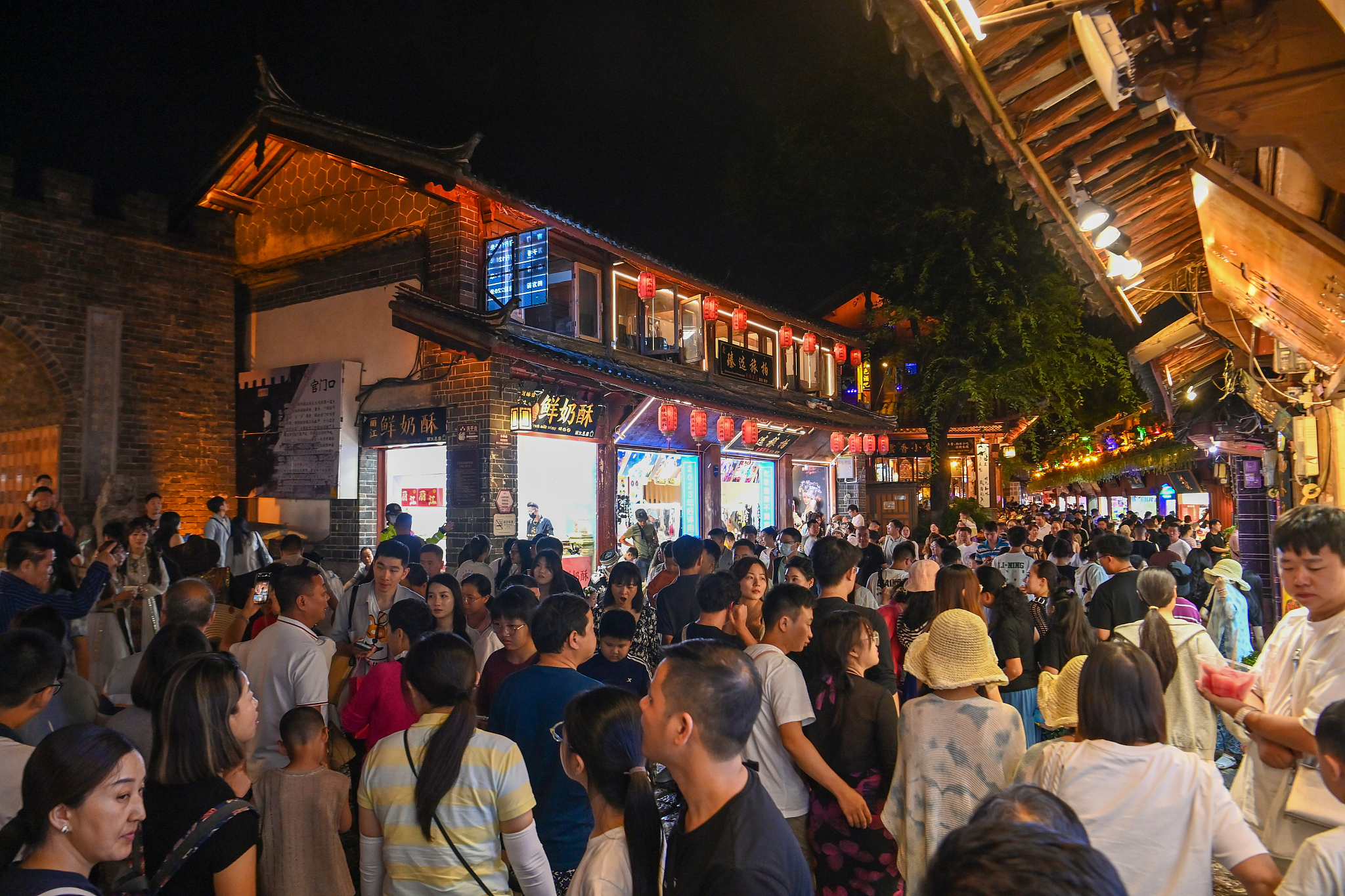 Tourists crowded around Dayan Town, the Old Town of Lijiang, in Yunnan Province on August 22, 2024. /CFP