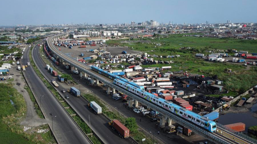 Kereta api yang beroperasi di Jalur Biru Angkutan Massal Lagos Rail di Lagos, Nigeria, 4 Maret 2024. /Xinhua