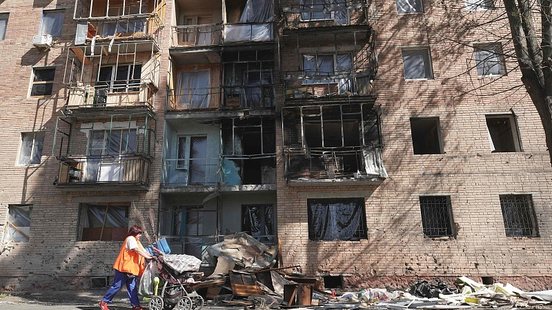 A woman walks past a building damaged by Ukrainian strikes in Kursk on August 16, 2024. /CFP