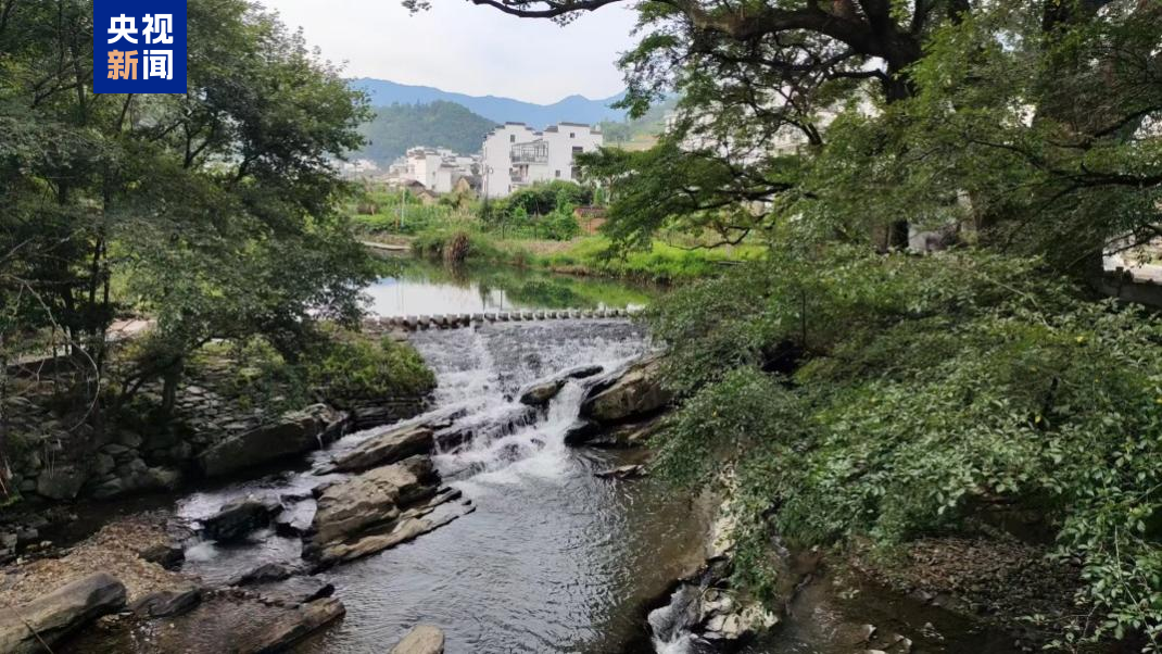 A file photo shows an ancient weir in east China. /CMG