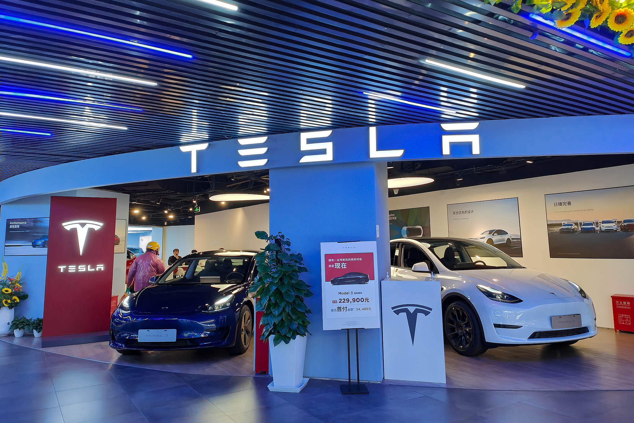 A Tesla booth in Shanghai Longemont's shopping mall. /CFP