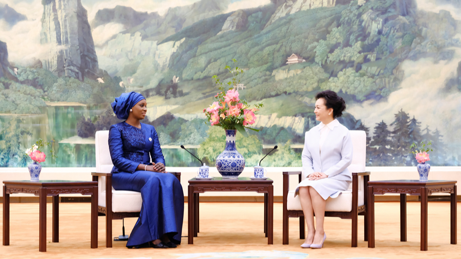 Peng Liyuan (kanan), istri Presiden Tiongkok Xi Jinping, mengobrol sambil minum teh dengan Marie Khone Faye, istri Presiden Senegal Bassirou Diomaye Faye, di Beijing, ibu kota Tiongkok, 4 September 2024. /Xinhua