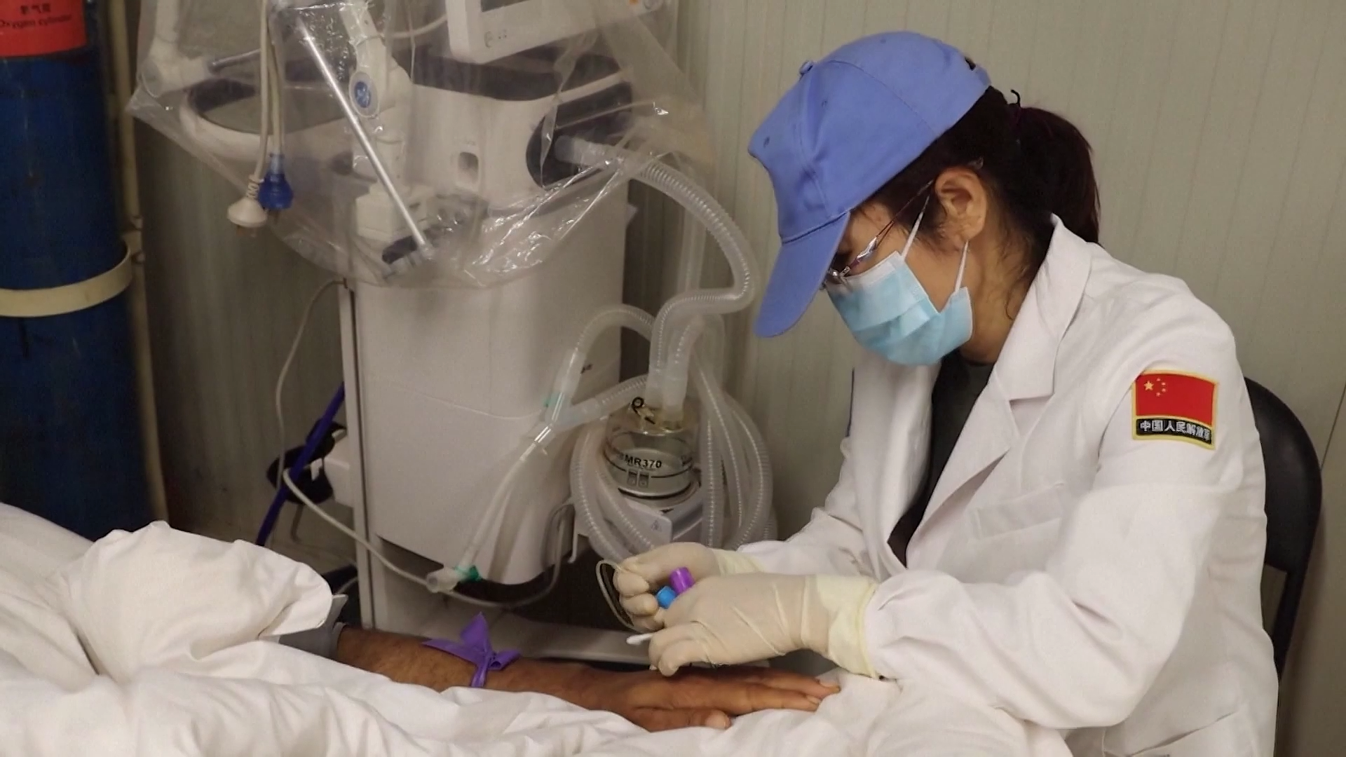 A Chinese peacekeeping soldier from the medical unit treats a patient in Wau, South Sudan. /CFP