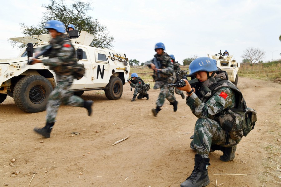 Members of China's 5th peacekeeping infantry battalion to South Sudan take a military exercise in South Sudan. /Xinhua