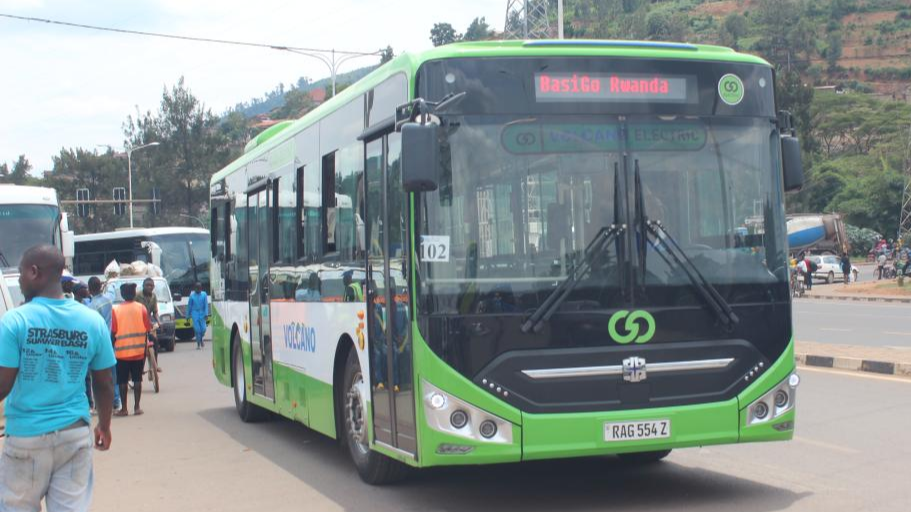 Produsen bus listrik Tiongkok telah menempatkan BasiGo, perusahaan yang berbasis di Kenya, di jalur menuju keberlanjutan bisnisnya tetapi juga memulai peran penting dalam memajukan transisi Rwanda menuju transportasi yang lebih ramah lingkungan, di Kigali, Rwanda, 23 Maret 2024. /Xinhua 