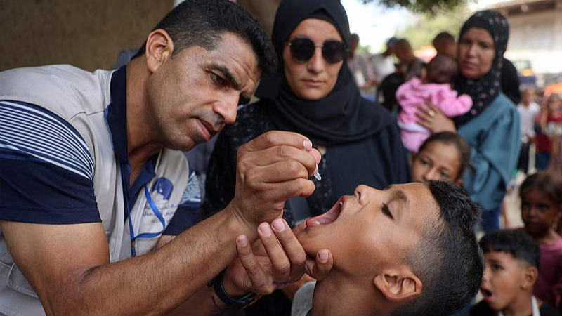 A health worker administers the polio vaccine to a Palestinian child in Zawayda in the central Gaza Strip, September 1, 2024. /CFP