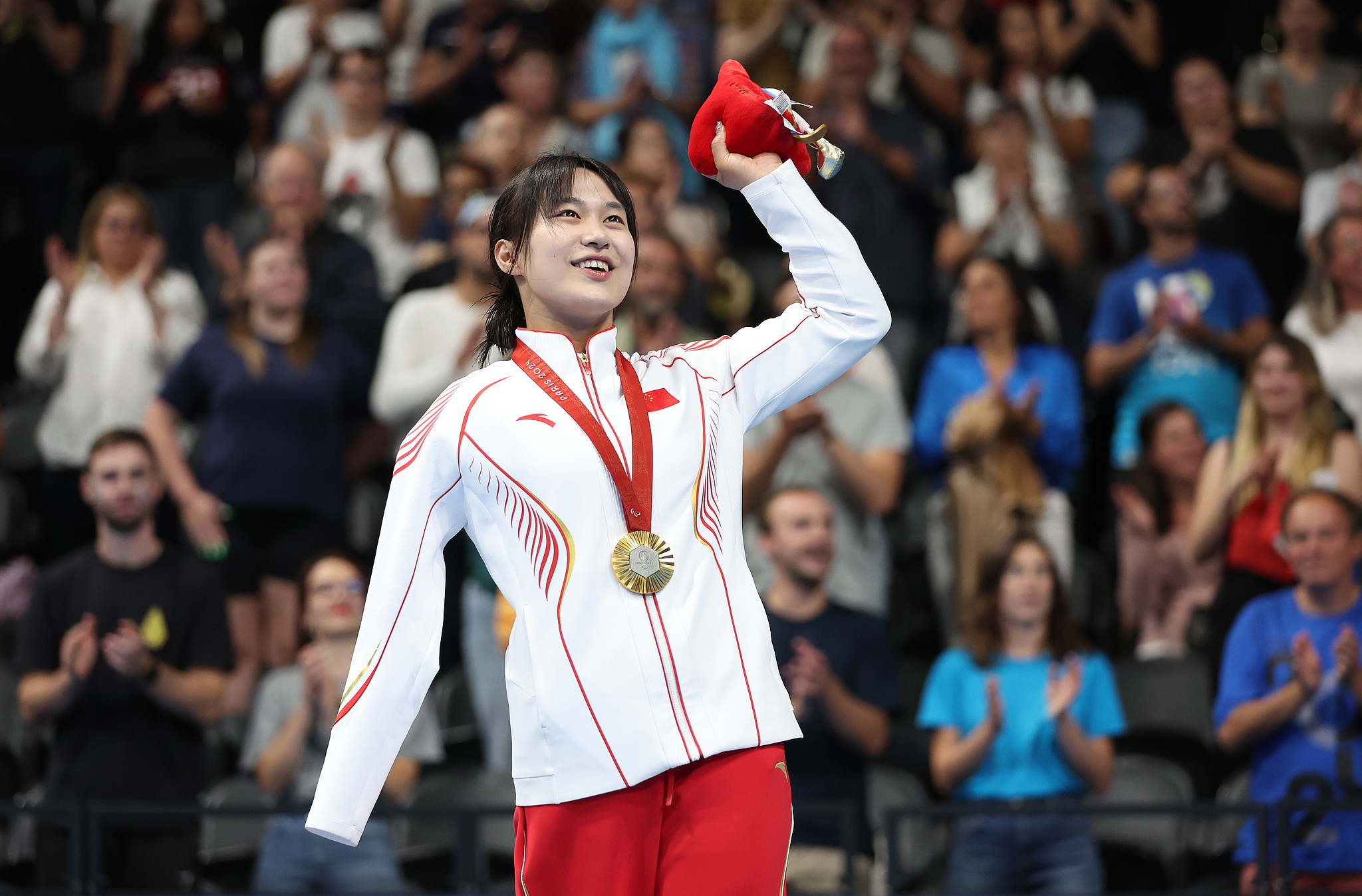 Jiang Yuyan of China celebrates after winning the women's 100m freestyle S7 swimming final during the Paris 2024 Paralympic Games in Nanterre, France, September 4, 2024. /CFP