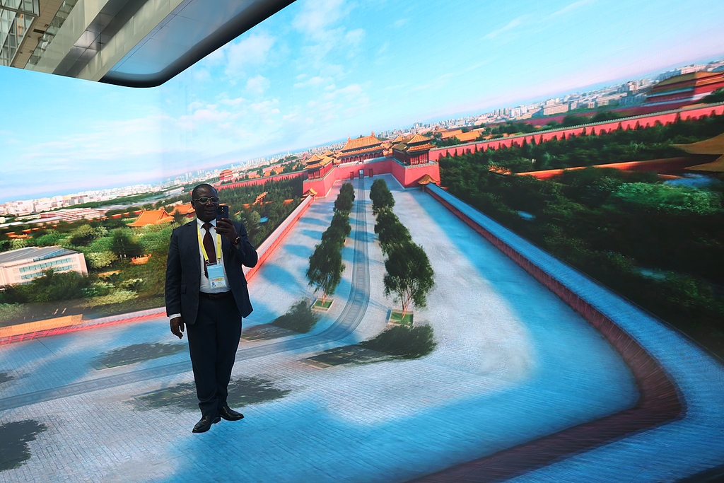 An African participant experiences the 8K ultra HD immersive project at the media center for the 2024 Summit of the Forum on China-Africa Cooperation (FOCAC) in Beijing, September 3, 2024. /CFP