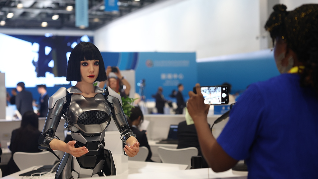 Cutting-edge technology impresses guests and journalists at FOCAC