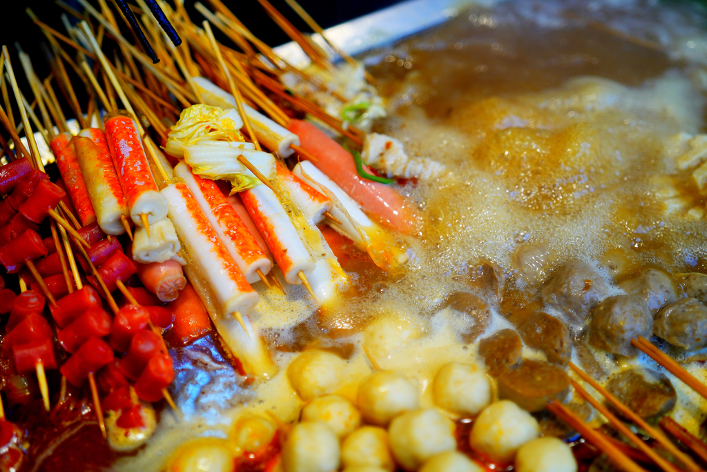 Skewered meats and vegetables cook in a malatang broth in Beijing on September 4, 2024. /CFP