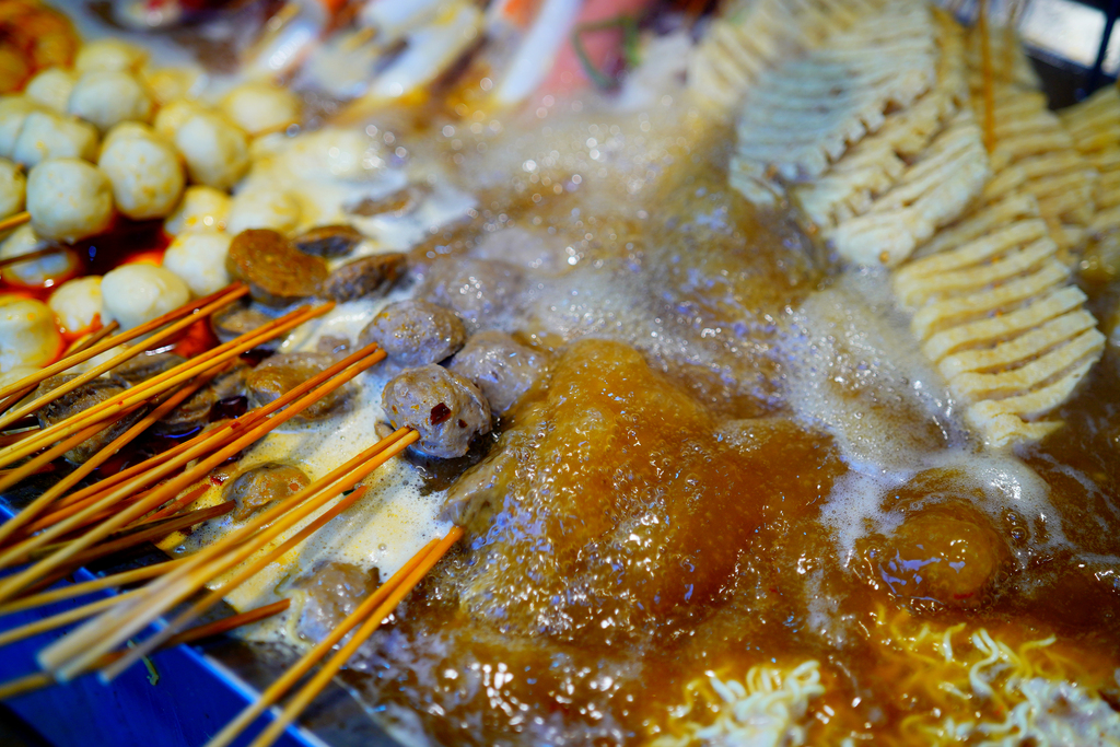 Skewered meats and vegetables cook in a malatang broth in Beijing on September 4, 2024. /CFP