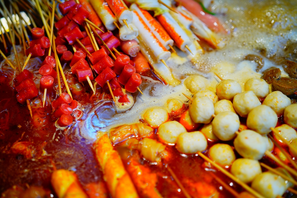 Skewered meats and vegetables cook in a malatang broth in Beijing on September 4, 2024. /CFP