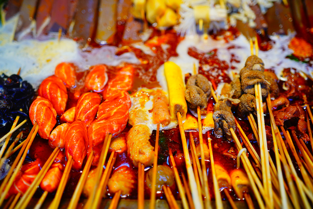 Skewered meats and vegetables cook in a malatang broth in Beijing on September 4, 2024. /CFP