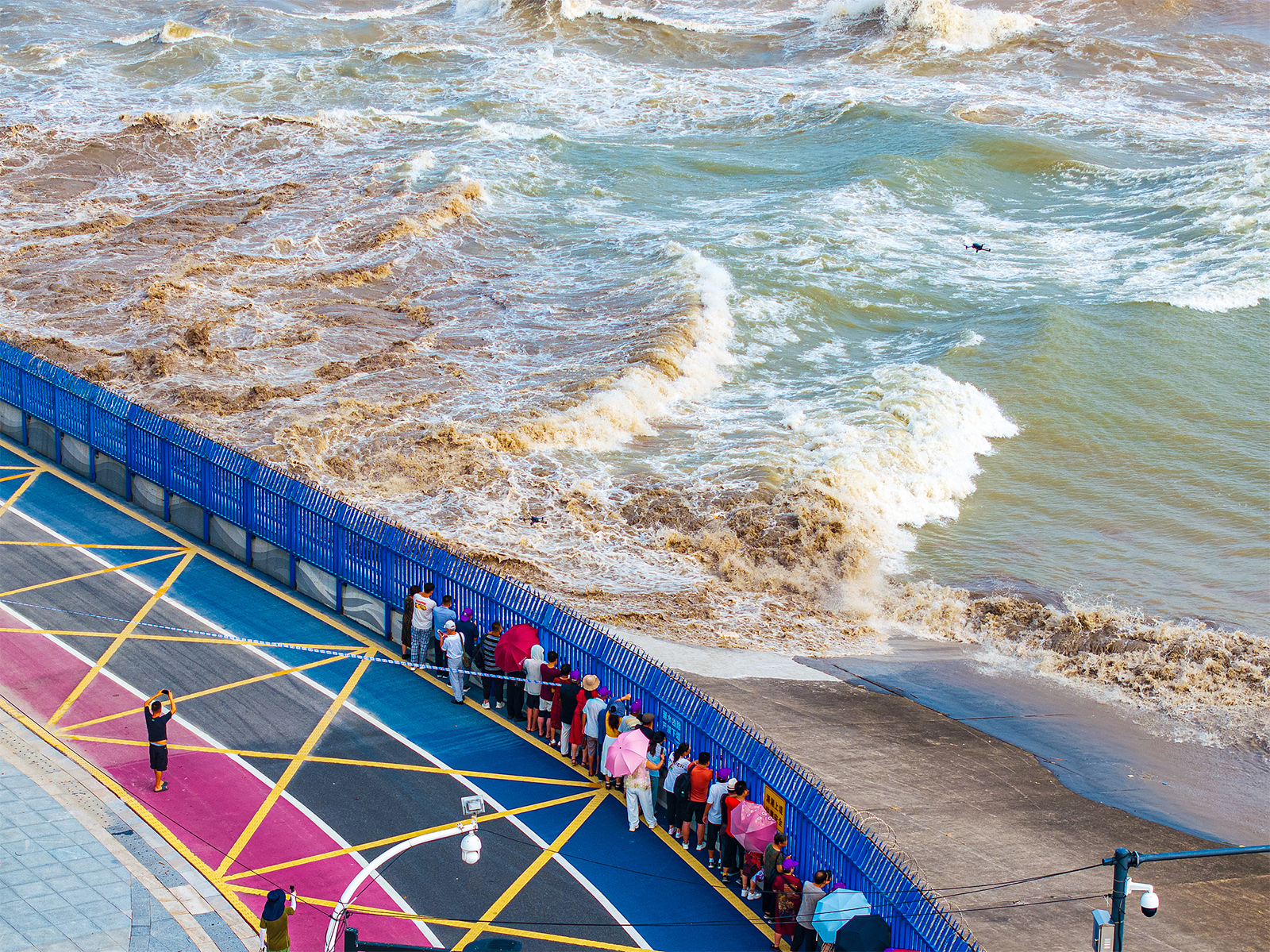 Visitors observe the Qiantang River tidal bore from a viewpoint in Hangzhou, Zhejiang Province on September 4, 2024. /CFP