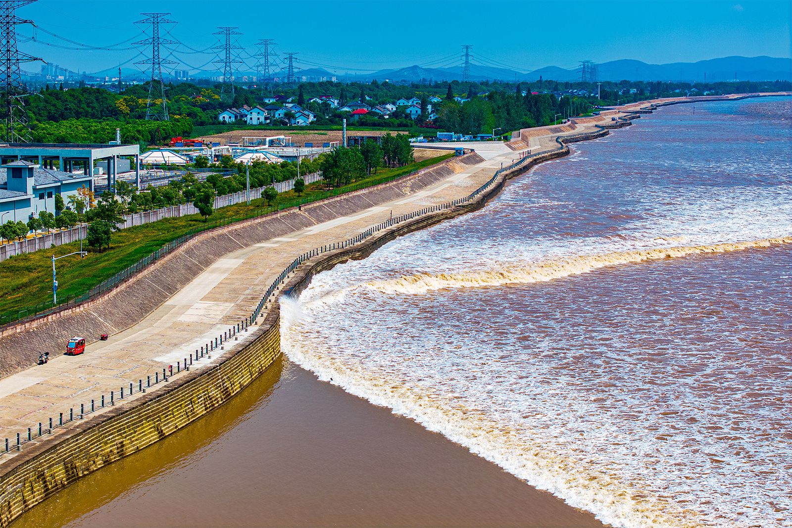 The spectacular Qiantang River tidal bore is seen from a viewpoint in Haining, Zhejiang Province on September 4, 2024. /CFP