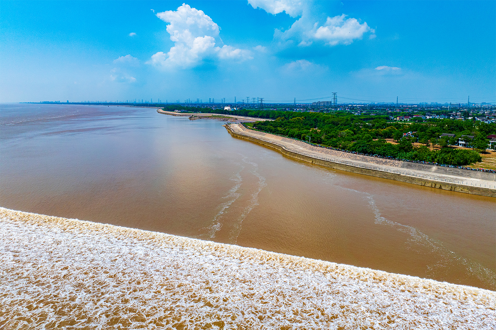 Straight-line tides on the Qiantang River are seen from a viewpoint in Haining, Zhejiang Province, on September 4, 2024. /CFP