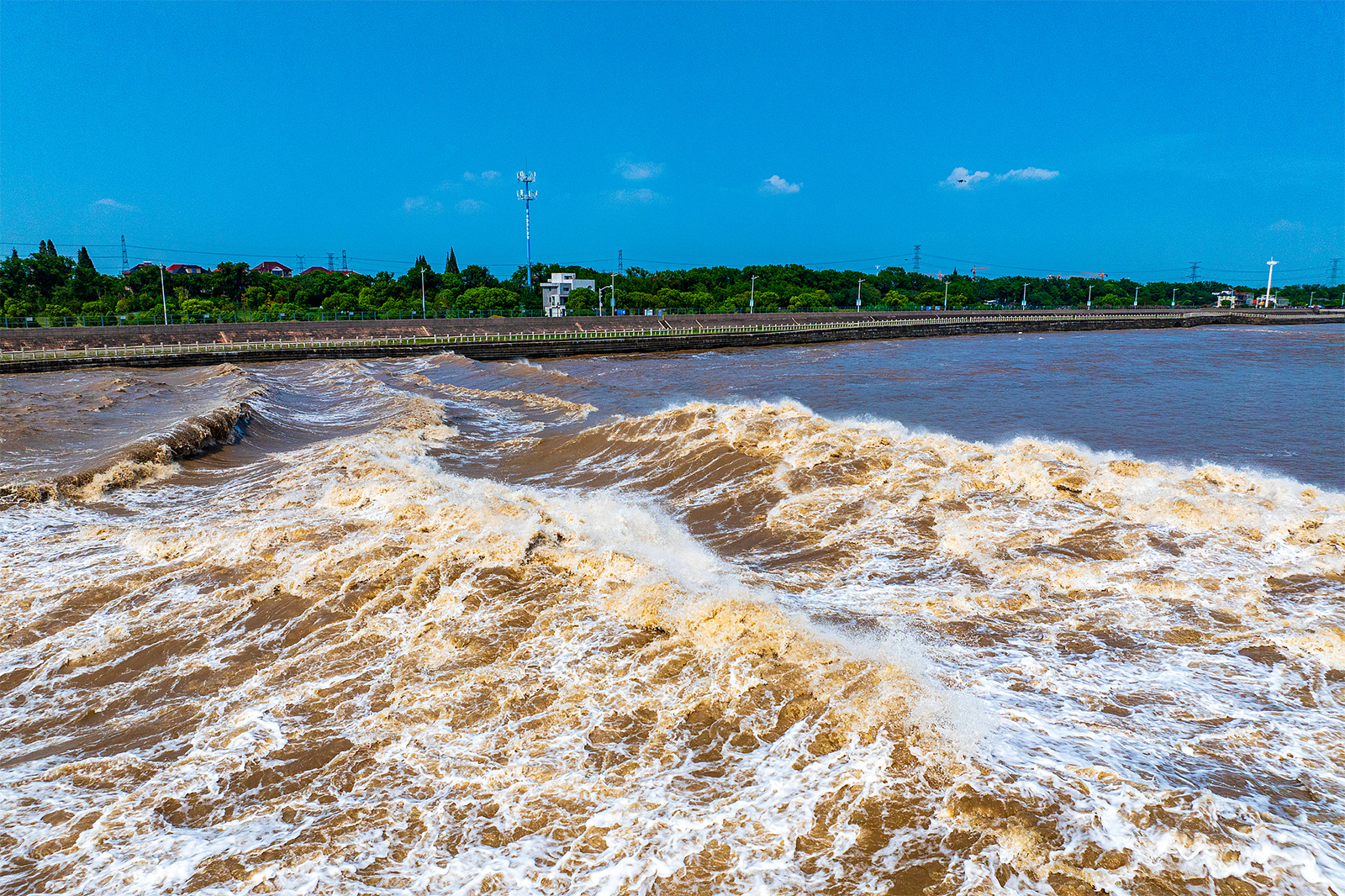 The spectacular Qiantang River tidal bore is seen from a viewpoint in Haining, Zhejiang Province on September 4, 2024. /CFP