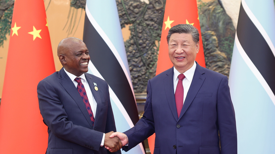 Chinese President Xi Jinping (R) shakes hands with Botswanan President Mokgweetsi Masisi, who is in Beijing for the 2024 FOCAC Summit, at the Great Hall of the People in Beijing, China, September 5, 2024. /Xinhua